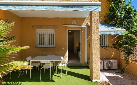 Elena: Planta, Propiedad, Edificio, Mueble, Silla, Sombra, Árbol, Diseño De Interiores, Ventana, Casa