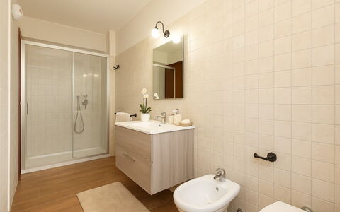 Rifugio a Tisiddu: Diseño De Interiores, Piso, Suelo, Arreglo De Tubería, Lavabo, Baño, Lavabo Del Baño, Habitación, Techo, Grifo