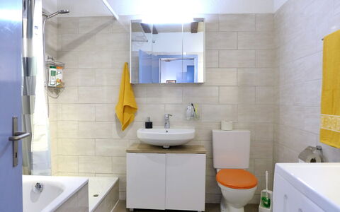 Tilia: Lavabo, Grifo, Propiedad, Espejo, Lavabo Del Baño, Arreglo De Tubería, Púrpura, Baño, Diseño De Interiores