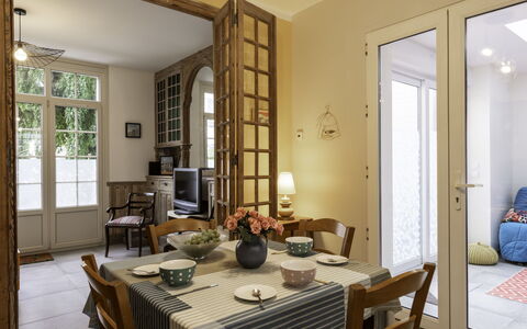 Le Refuge: Mesa, Mueble, Propiedad, Marco, Madera, Diseño De Interiores, Silla, Puerta, Suelo