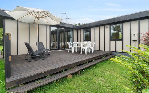 Morten - 120M from the Sea: Techo, Casa, Cabaña, Inmuebles, Mueble Para Exteriores, Yarda, Mesa Al Aire Libre, Patio, Patio Interior, Villa