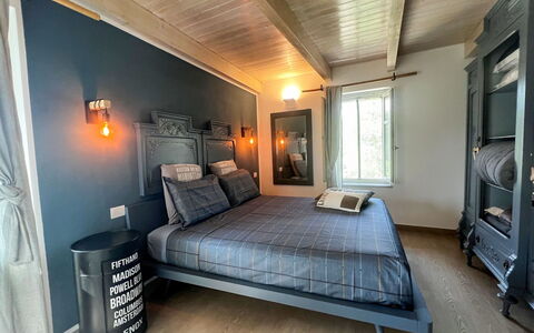 Cascina Basan: Mueble, Diseño De Interiores, Habitación, Cama, Piso, Sábana, Lecho, Techo, Suelo, Encendiendo
