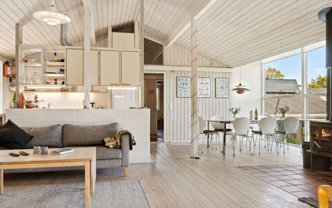 Henryk - 350M from the Sea: Diseño De Interiores, Piso, Madera, Techo, Mueble, Suelo, Suelos De Madera, Sala, Sofá, Casa