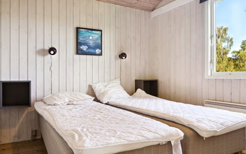 Henryk - 350M from the Sea: Habitación, Cama, Madera, Suelo, Piso, Sábana, Lecho, Mueble, Diseño De Interiores, Marco De La Cama
