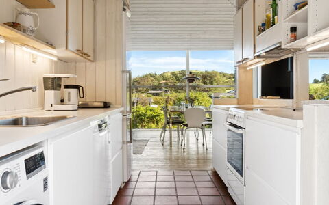 Henryk - 350M from the Sea: Cocina, Aparato De Cocina, Electrodoméstico, Mostrador, Diseño De Interiores, Piso, Electrodoméstico, Mueble, Suelo, Refrigerador