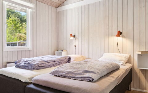 Henryk - 350M from the Sea: Habitación, Cama, Sábana, Madera, Lecho, Diseño De Interiores, Techo, Suelo, Mueble, Marco De La Cama