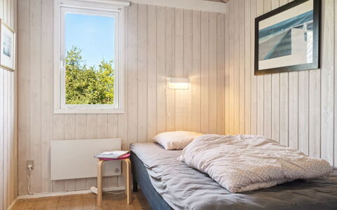 Henryk - 350M from the Sea: Habitación, Madera, Cama, Sábana, Piso, Suelo, Lecho, Diseño De Interiores, Techo, Casa