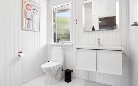 Henryk - 350M from the Sea: Casa, Suelo, Arreglo De Tubería, Plomería, Lavabo, Baño, Baño, Diseño, Madera Dura, Manchas De Madera