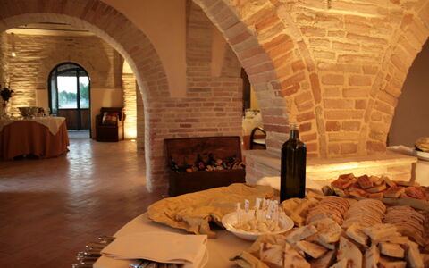 Villa Assisi: Comida, Vajilla, Diseño De Interiores, Mesa, Edificio, Madera, Planta De Casa, Cocina, Sofá, Plato