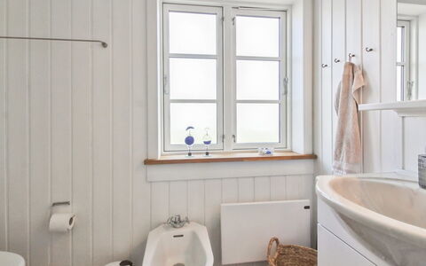 Sanni - 225M from the Sea: Baño, Arreglo De Tubería, Pared, Piso, Madera, Suelo, Diseño De Interiores, Baño, Grifo, Asiento Del Baño