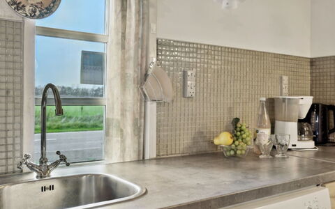 Haralde: Mostrador, Cocina, Diseño De Interiores, Piso, Arreglo De Tubería, Fregadero, Grifo, Lavabo, Suelo, Casa