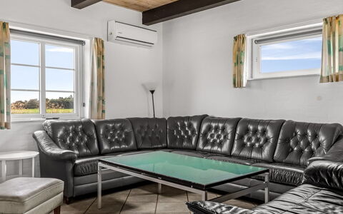 Haralde: Mueble, Piso, Diseño De Interiores, Suelo, Sofá, Mesa, Casa, Habitación, Sala, Techo