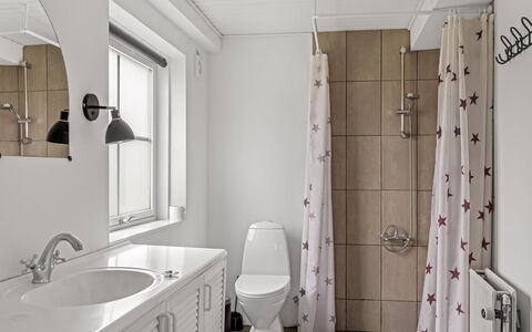 Haralde: Arreglo De Tubería, Baño, Pared, Diseño De Interiores, Piso, Suelo, Lavabo, Techo, Plomería, Baño