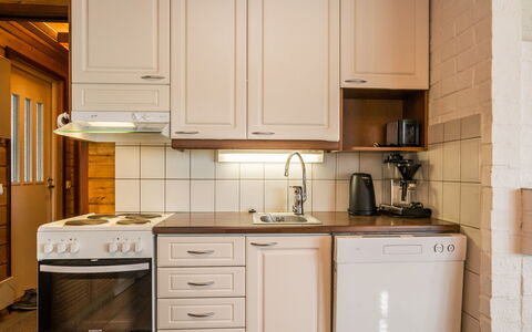 Hirvasaho B 2: Cocina, Aparato De Cocina, Gabinetes, Mostrador, Electrodoméstico, Madera, Diseño De Interiores, Lavabo, Piso, Fregadero