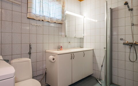 Hirvasaho B 2: Lavabo Del Baño, Arreglo De Tubería, Lavabo, Baño, Pared, Piso, Suelo, Grifo, Diseño De Interiores, Baño