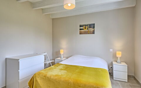 Les Agapanthes: Mueble, Edificio, Comodidad, Madera, Textil, Encendiendo, Amarillo, Diseño De Interiores, Arquitectura