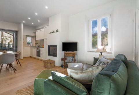 Il Nespolo Charming Apartment Fonterutoli - Siena,: Mesa, Mueble, Marco, Sofá, Propiedad, Diseño De Interiores, Edificio, Madera, Comodidad, Encendiendo