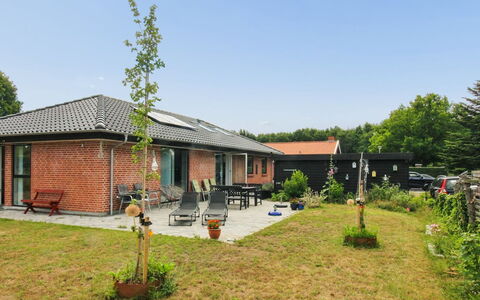 Helmi - 1Km from the Sea: Hierba, Techo, Casa, Barrio Residencial, Arbusto, Casa, Cabaña, Jardín, Césped, Inmuebles