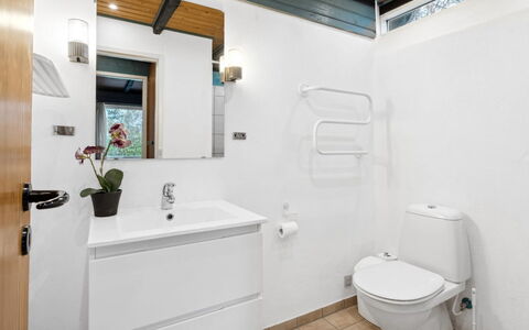 Calla - 250M from the Sea: Arreglo De Tubería, Baño, Lavabo, Lavabo Del Baño, Diseño De Interiores, Piso, Grifo, Mueble De Baño, Suelo, Baño