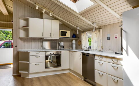 Alrun - 150M from the Sea: Madera, Cocina, Diseño De Interiores, Techo, Mostrador, Electrodoméstico, Gabinetes, Mueble, Piso, Aparato De Cocina