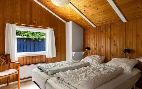 Alrun - 150M from the Sea: Madera, Diseño De Interiores, Habitación, Techo, Casa, Casa, Cama, Mueble, Suelo, Sábana