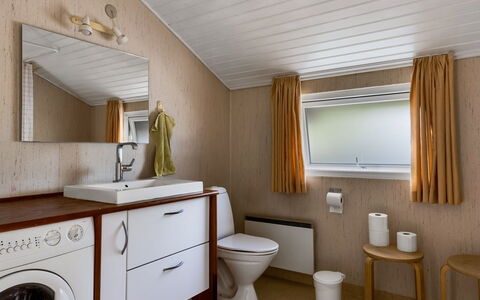 Alrun - 150M from the Sea: Arreglo De Tubería, Pared, Lavabo, Piso, Madera, Diseño De Interiores, Suelo, Lavabo Del Baño, Baño, Grifo