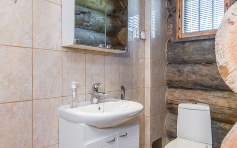 Kanerva 1C: Arreglo De Tubería, Madera, Baño, Lavabo Del Baño, Piso, Lavabo, Diseño De Interiores, Suelo, Grifo, Plomería
