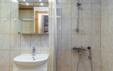 Kanerva 1C: Baño, Lavabo Del Baño, Arreglo De Tubería, Piso, Pared, Diseño De Interiores, Suelo, Lavabo, Grifo, Plomería