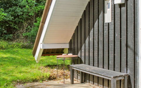 Keimo - 1.3Km from the Sea: Mueble, Diseño De Interiores, Piso, Madera, Suelo, Techo, Suelos De Madera, Silla, Mesa, Encendiendo