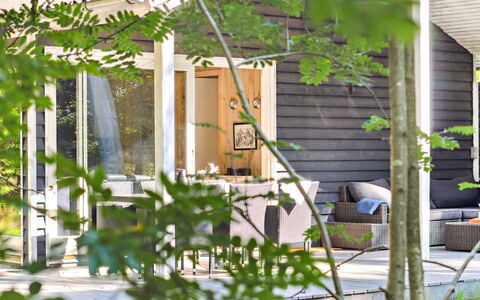 Eftim - 600M from the Sea: Mueble, Diseño De Interiores, Piso, Madera, Suelo, Techo, Suelos De Madera, Silla, Mesa, Encendiendo