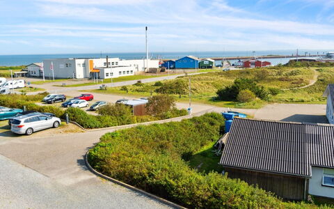 Kimi - 100M from the Sea: Edificio, Casa, Ventana, Casa, Techo, Barrio Residencial, Arbusto, Cabaña, El Terreno Del Lote
