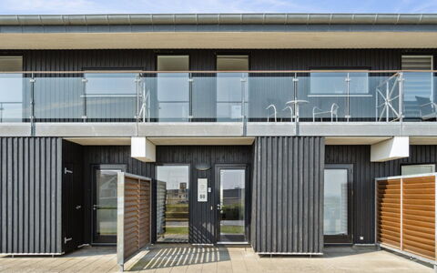 Kimi - 100M from the Sea: Edificio, Casa, Ventana, Casa, Techo, Barrio Residencial, Arbusto, Cabaña, El Terreno Del Lote