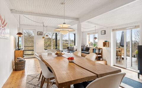 Leif - 400M from the Sea: Mueble, Diseño De Interiores, Piso, Madera, Techo, Suelo, Suelos De Madera, Cocina Y Comedor Mesa, Silla, Comedor