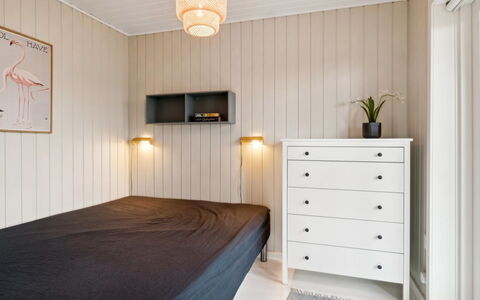 Leif - 400M from the Sea: Habitación, Cama, Diseño De Interiores, Madera, Mueble, Piso, Suelo, Lecho, Sábana, Techo