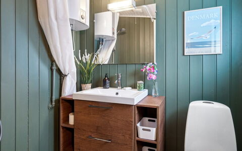 Leif - 400M from the Sea: Lavabo Del Baño, Baño, Arreglo De Tubería, Mueble De Baño, Madera, Diseño De Interiores, Piso, Lavabo, Suelo, Grifo