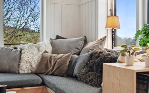 Leif - 400M from the Sea: Mueble, Diseño De Interiores, Madera, Piso, Suelo, Habitación, Sofá, Arrojar La Almohada, Casa, Sala
