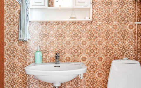 Norrskensstugan: Espejo, Marrón, Grifo, Propiedad, Arreglo De Tubería, Fotografía, Lavabo, Lavabo Del Baño, Blanco, Planta