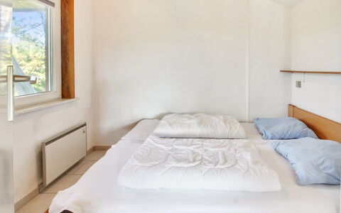 Nalin - 500M from the Sea: Pared, Habitación, Madera, Cama, Diseño De Interiores, Techo, Sábana, Suelo, Piso, Lecho