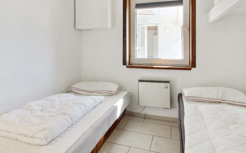 Nalin - 500M from the Sea: Cama, Habitación, Pared, Suelo, Sábana, Piso, Lecho, Diseño De Interiores, Techo, Marco De La Cama