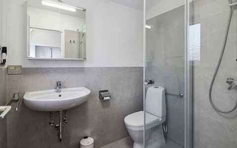 Nalin - 500M from the Sea: Pared, Piso, Diseño De Interiores, Baño, Arreglo De Tubería, Suelo, Lavabo, Lavabo Del Baño, Techo, Baño