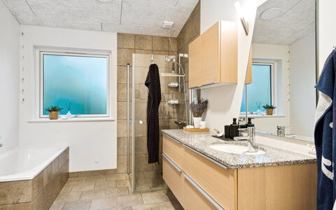 Berta - 70M to the Fjord: Techo, Piso, Diseño De Interiores, Suelo, Material Compuesto, Mueble, Recurso, Hotel, Diseño, La Luz Del Día