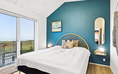 Berta - 70M to the Fjord: Habitación, Cama, Piso, Suelo, Lecho, Diseño De Interiores, Madera, Mueble, Sábana, Linos