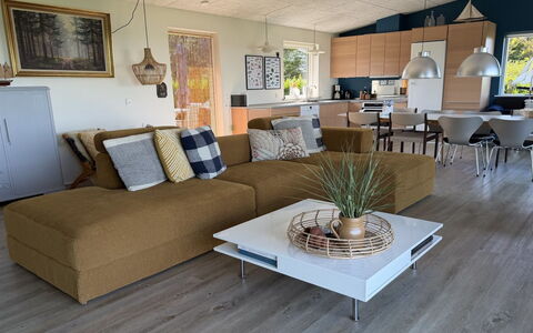 Berta - 70M to the Fjord: Mueble, Diseño De Interiores, Sofá, Piso, Suelo, Madera, Sala, Suelos De Madera, Mesa, Silla