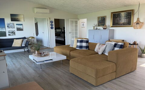 Berta - 70M to the Fjord: Mueble, Sofá, Diseño De Interiores, Piso, Suelo, Sala, Madera, Departamento, Habitación