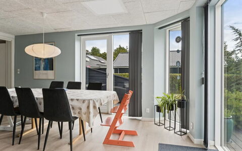 Byrial - 600M from the Sea: Mueble, Diseño De Interiores, Madera, Techo, Piso, Suelo, Mesa, Silla, Lámpara, Cocina Y Comedor Mesa