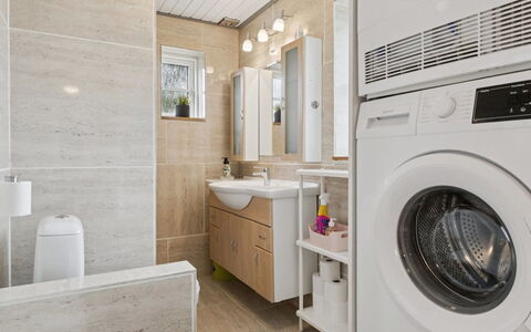Byrial - 600M from the Sea: Piso, Diseño De Interiores, Suelo, Madera, Lavadora, Mueble De Baño, Techo, Arreglo De Tubería, Lavabo, Electrodoméstico