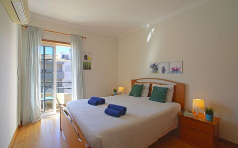 Sunny Beach Diamond: Mueble, Propiedad, Comodidad, Ventana, Azur, Edificio, Madera, Sombra, Diseño De Interiores