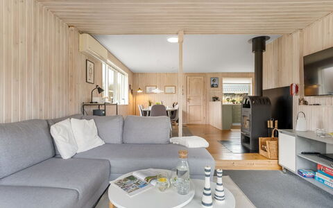 Eloise - 400M from the Sea: Madera, Piso, Suelo, Sofá, Mueble, Diseño De Interiores, Sala, Habitación, Techo, Casa