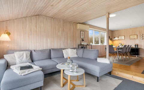 Eloise - 400M from the Sea: Piso, Madera, Diseño De Interiores, Sofá, Mueble, Suelo, Sala, Techo, Habitación, Casa