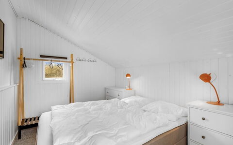 Eloise - 400M from the Sea: Madera, Techo, Habitación, Piso, Diseño De Interiores, Suelo, Cama, Encendiendo, Lecho, Sábana
